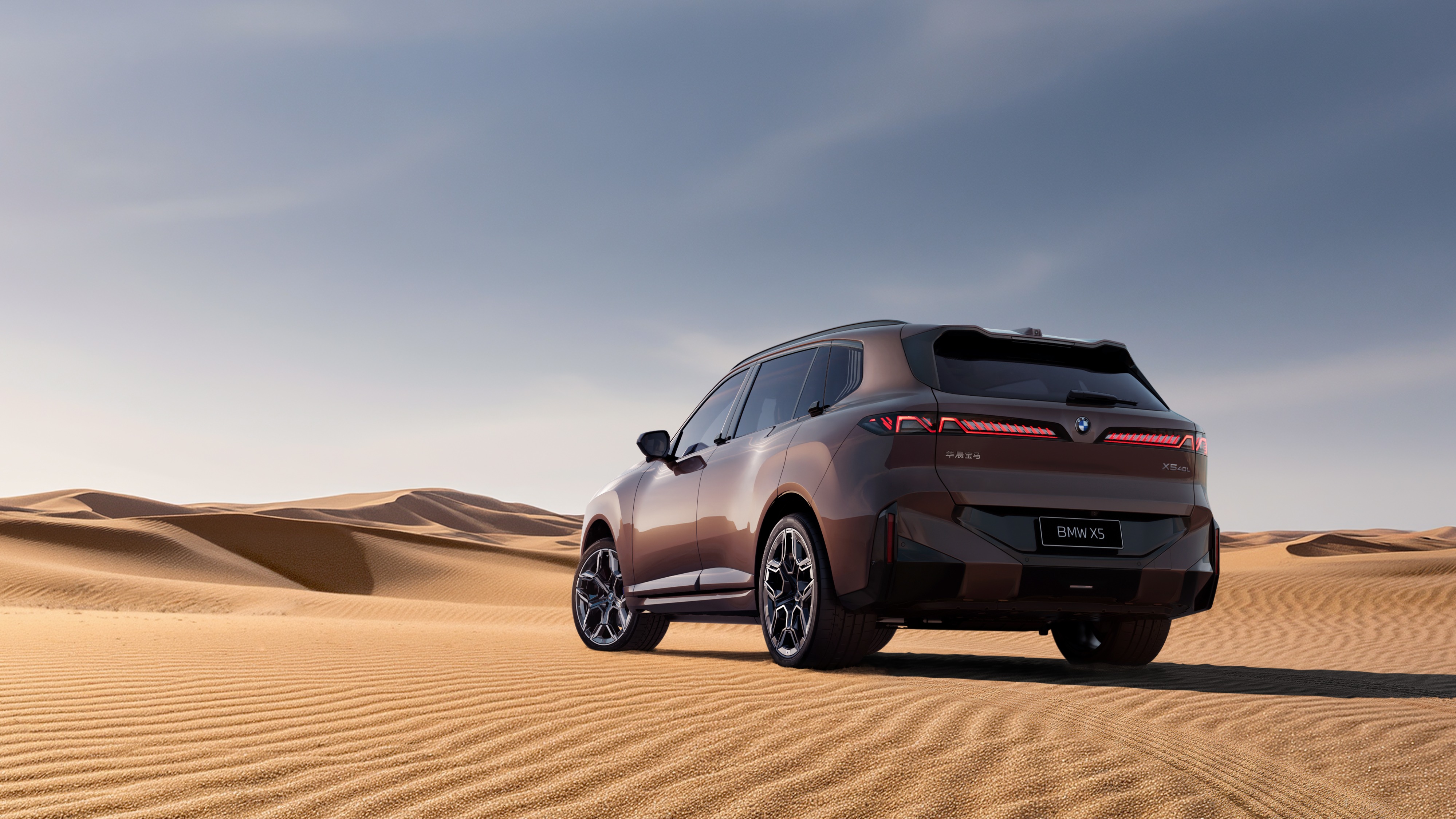 사진: 역동적인 SAV 비율과 도어 핸들이 숨겨진 플러시 도어가 특징인 iX3 측면 외관