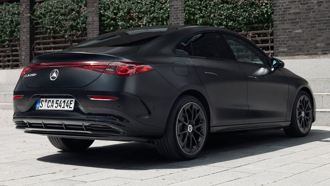 매트 블랙 컬러의 신형 일렉트릭 CLA 250+ 후측면 실물