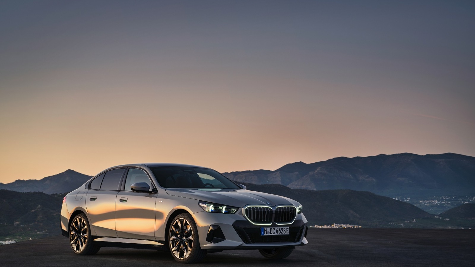 2026 BMW 520i M 스포츠 공식 전측면과 아이코닉 글로우 키드니 그릴
