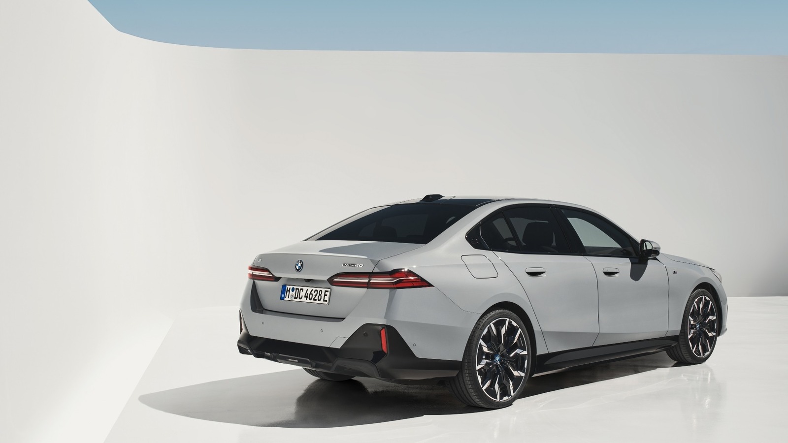 BMW 5시리즈 공식 측면 실루엣 및 19인치 휠 스탠스
