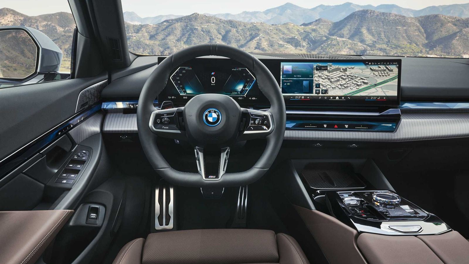 BMW 5시리즈 실내 커브드 디스플레이와 1열 운전석 편의 사양