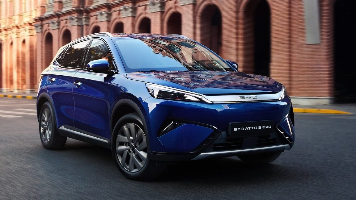 도심 도로를 주행 중인 BYD 아토 3 전기 SUV