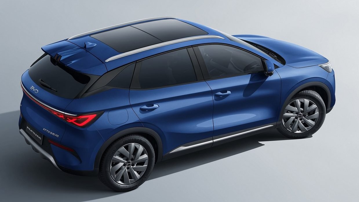 BYD 아토 3 하이앵글 후측면 쿼터 및 파노라믹 루프 디자인