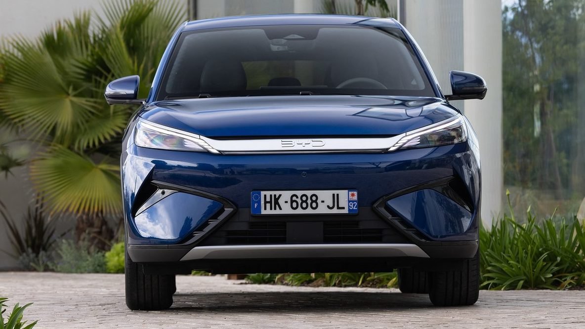 BYD 아토 3 전면부 범퍼 및 헤드램프 정면 디자인