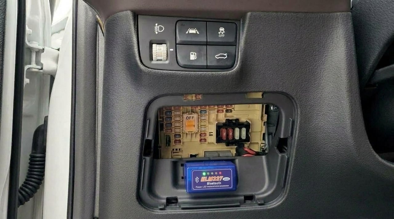 운전석 퓨즈박스 하단 OBD2 단자에 장착된 블루투스 진단기