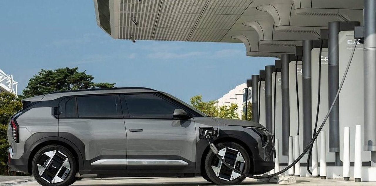도심 충전소에 정차 중인 소형 전용 전기 SUV