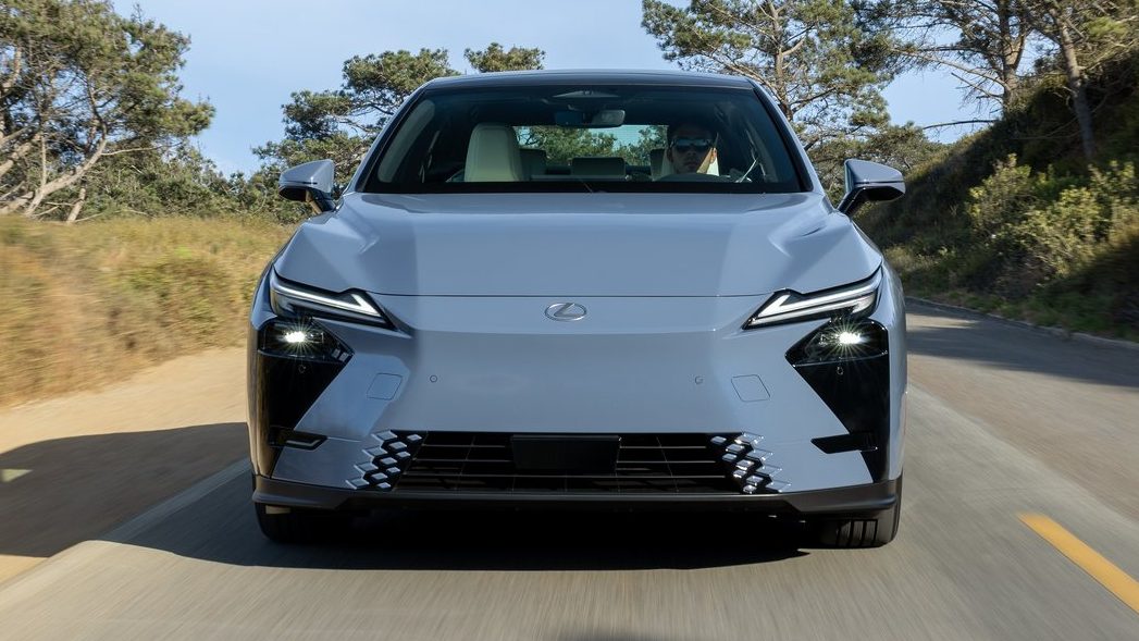 신형 렉서스 ES 350e 전기차 전면 및 매트릭스 LED 헤드램프