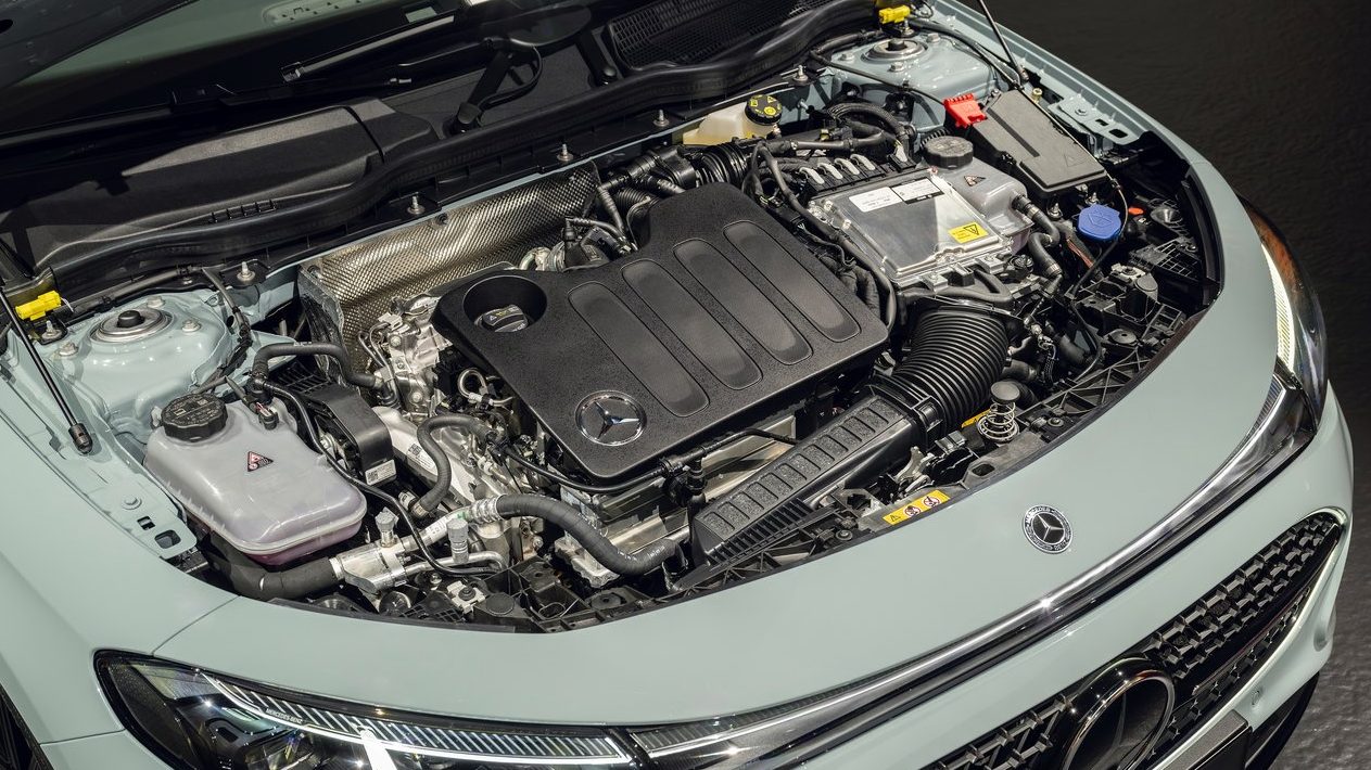 가솔린 CLA 220 모델의 보닛 아래 탑재된 1.5L 터보 마일드 하이브리드 전방 엔진룸