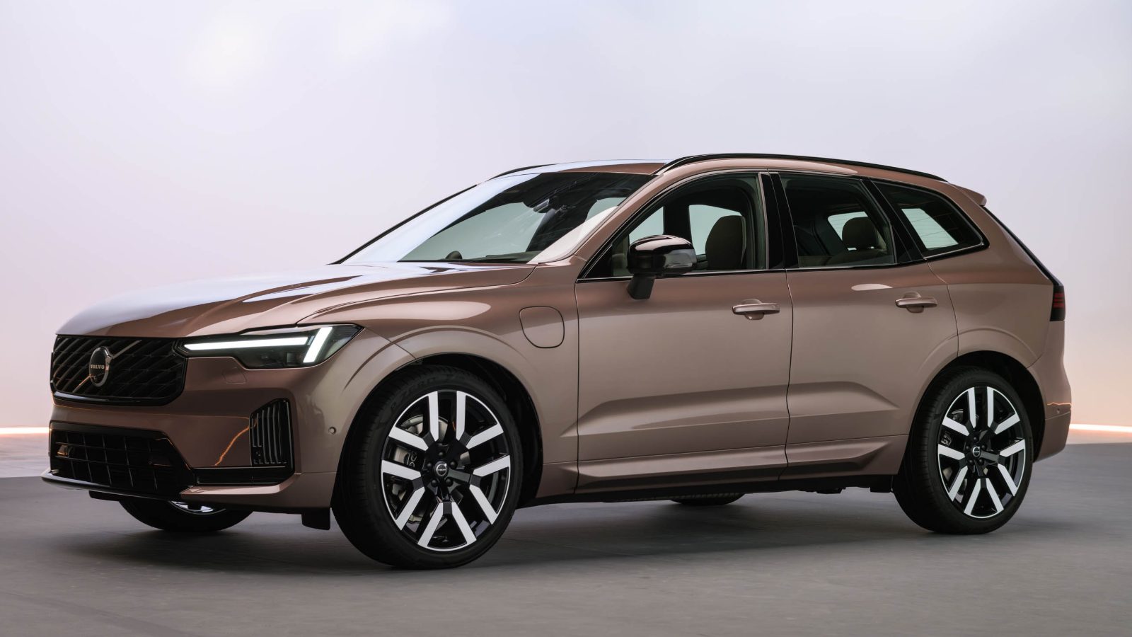 21인치 다이아몬드 컷 알로이 휠과 균형 잡힌 비율의 볼보 XC60 B5 전측면 외관