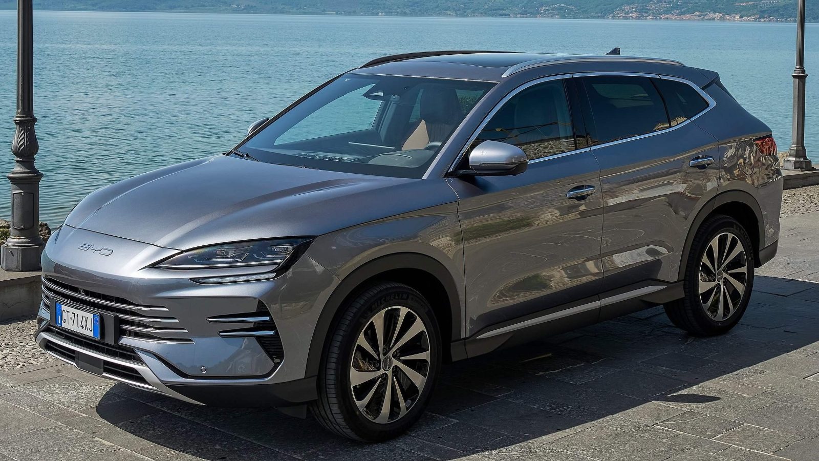 BYD 씨라이언 6의 2열 투톤 프리미엄 가죽 마감과 조절형 리클라이닝 시트 / 출처: BYD 공식