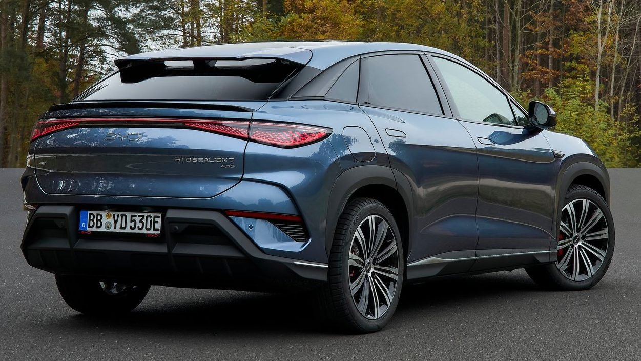 BYD 씨라이언 7 후측면 패스트백 루프라인과 CTB 차체 비율