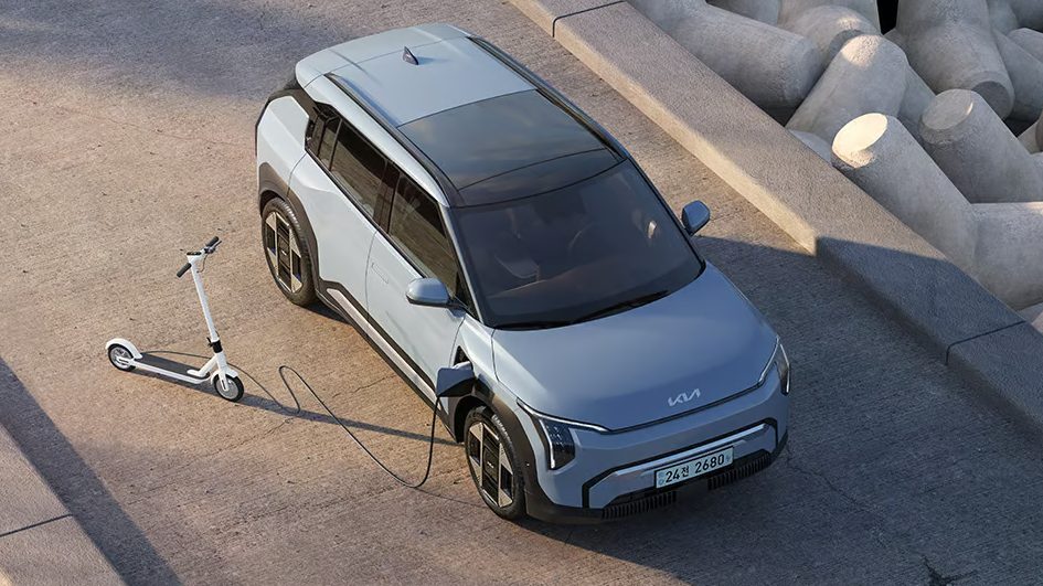 도심형 전용 소형 전기 SUV 기아 EV3 측면 드라이빙
